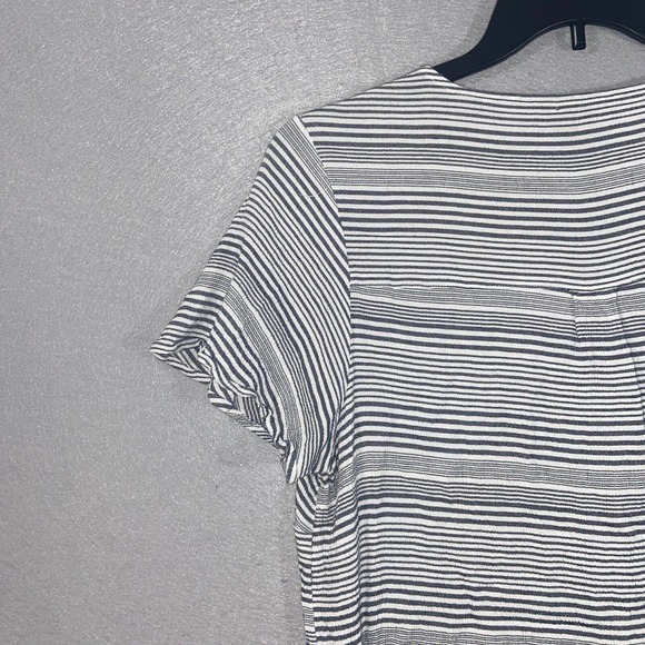 Torrid Top Womens 2 Gray White Striped Cap Sleeve V Neck Stretch Casual Buttons - Picture 11 of 14